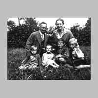 033-0118 Hugo und Eva Minuth, davor (v.l.n.r.) ihre Kinder Inge, Ilse, Waltraud und Gerhard.jpg